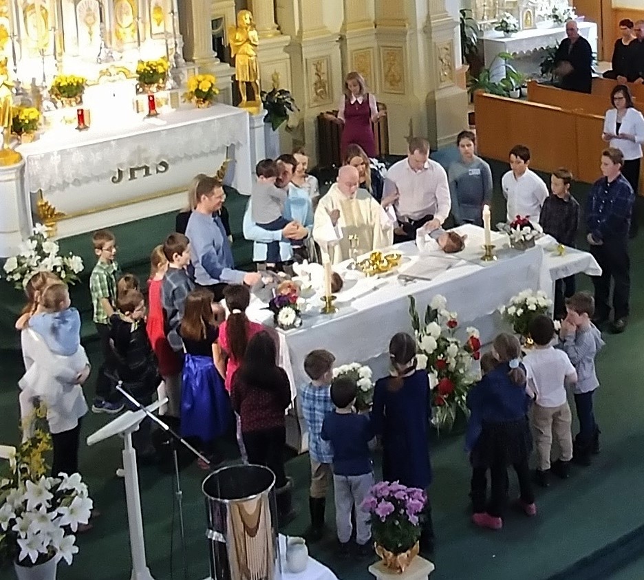 Messe familiale � Pâques - Baptême d'enfants sur l'autel[2492]