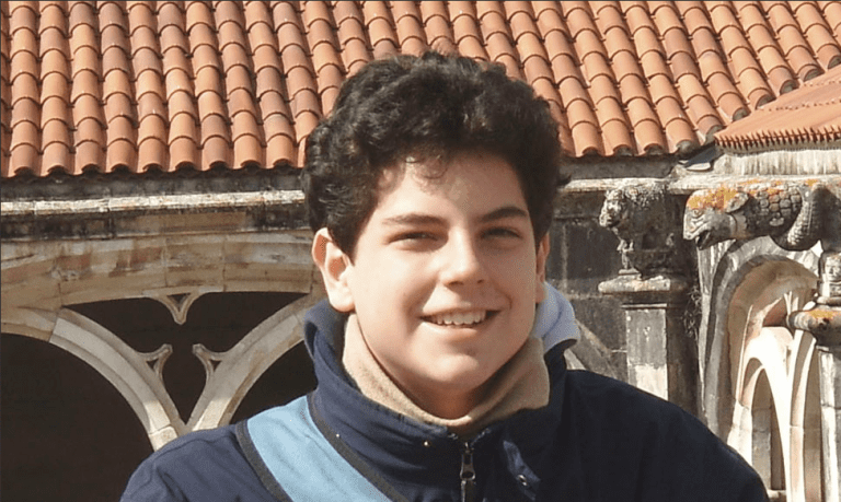 Carlo_acustis_deriere_un_cloitre_en_Italie